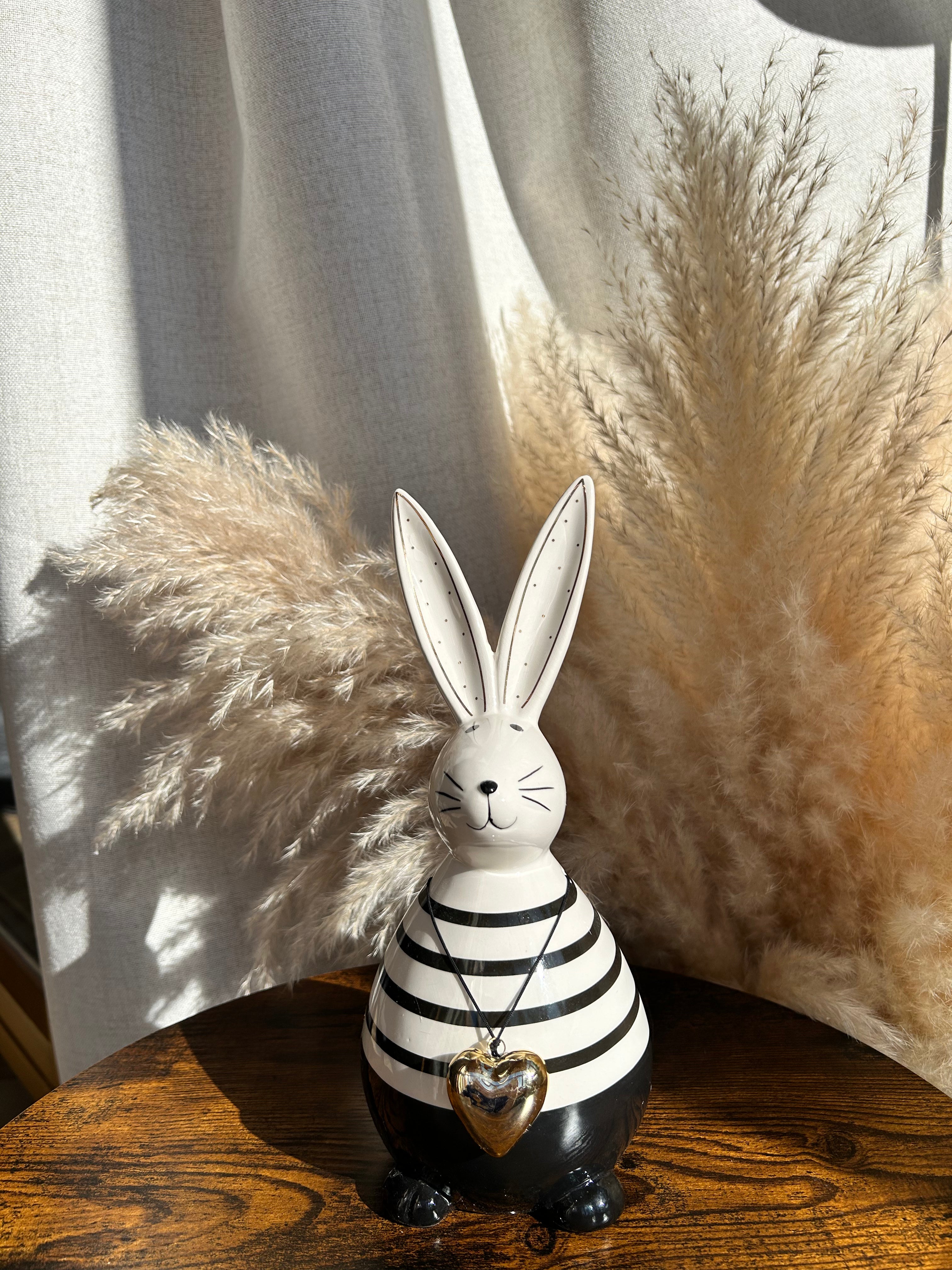 Keramik Hase "Black & White" mit Herzkette 24,5 cm