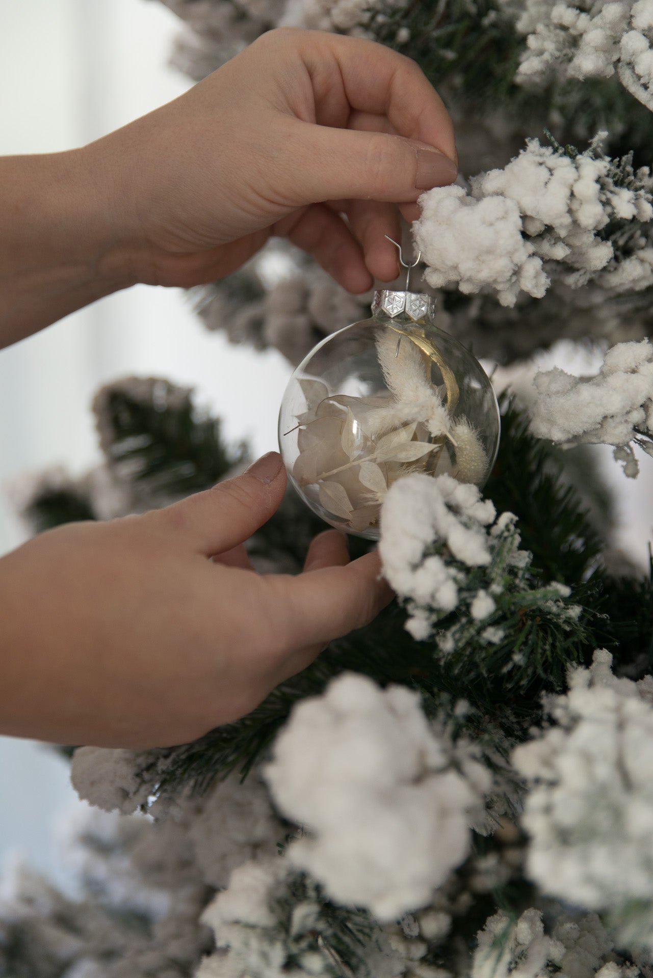 Weihnachtskugel mit Trockenblumen weiß - gold