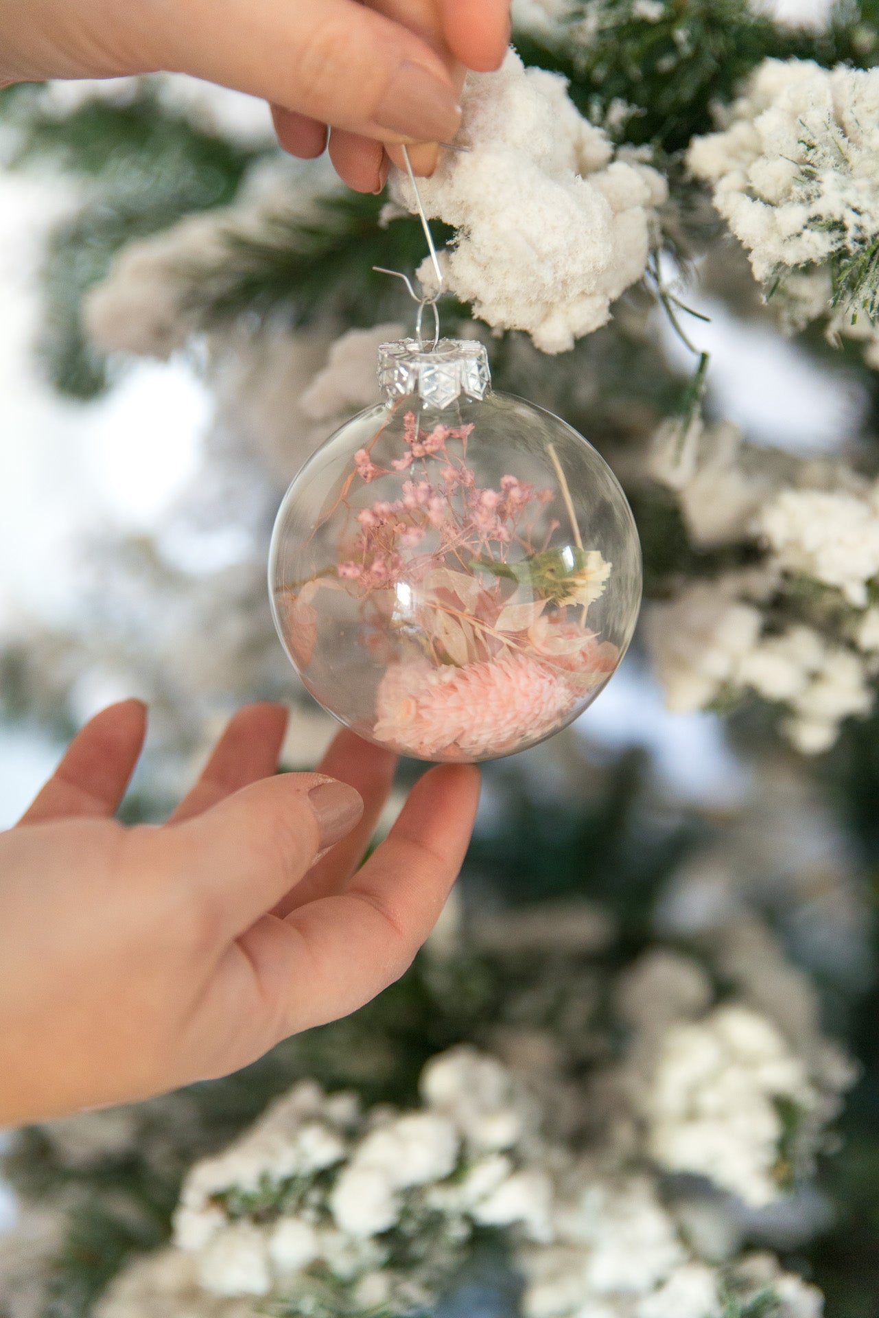 Weihnachtskugel mit Trockenblumen rosa