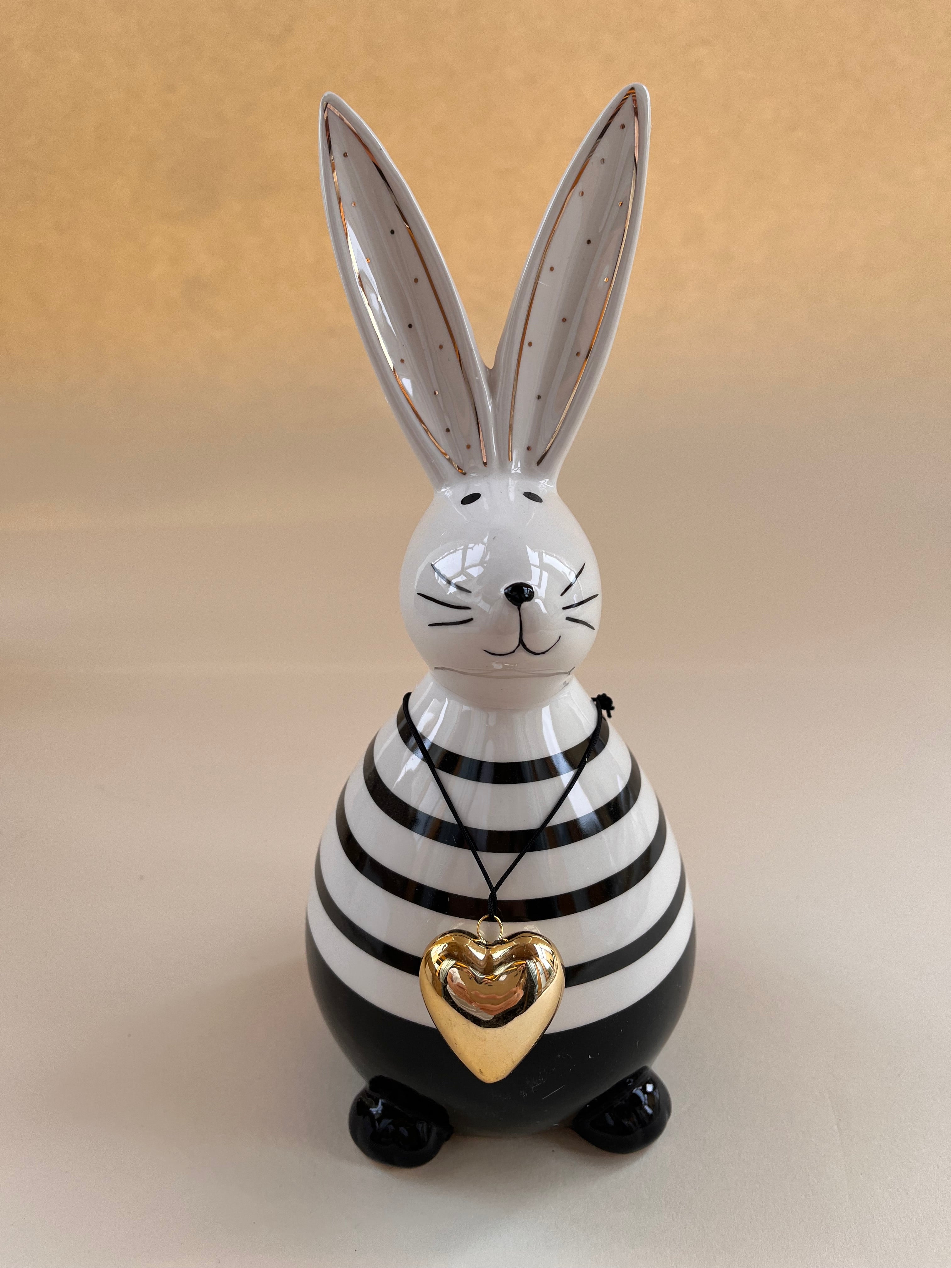 Keramik Hase "Black & White" mit Herzkette 24,5 cm