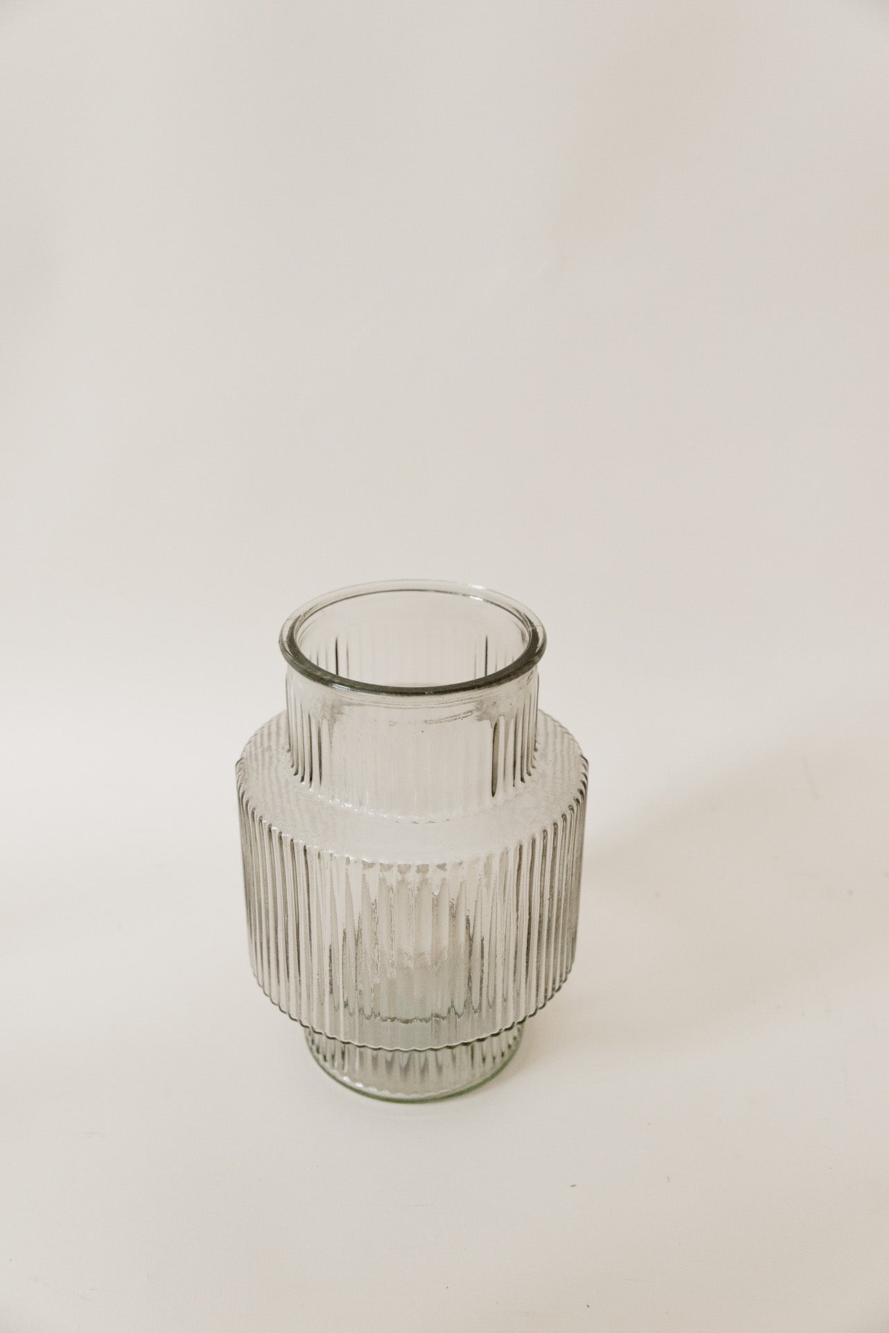 Vase Grautöne geriffelt