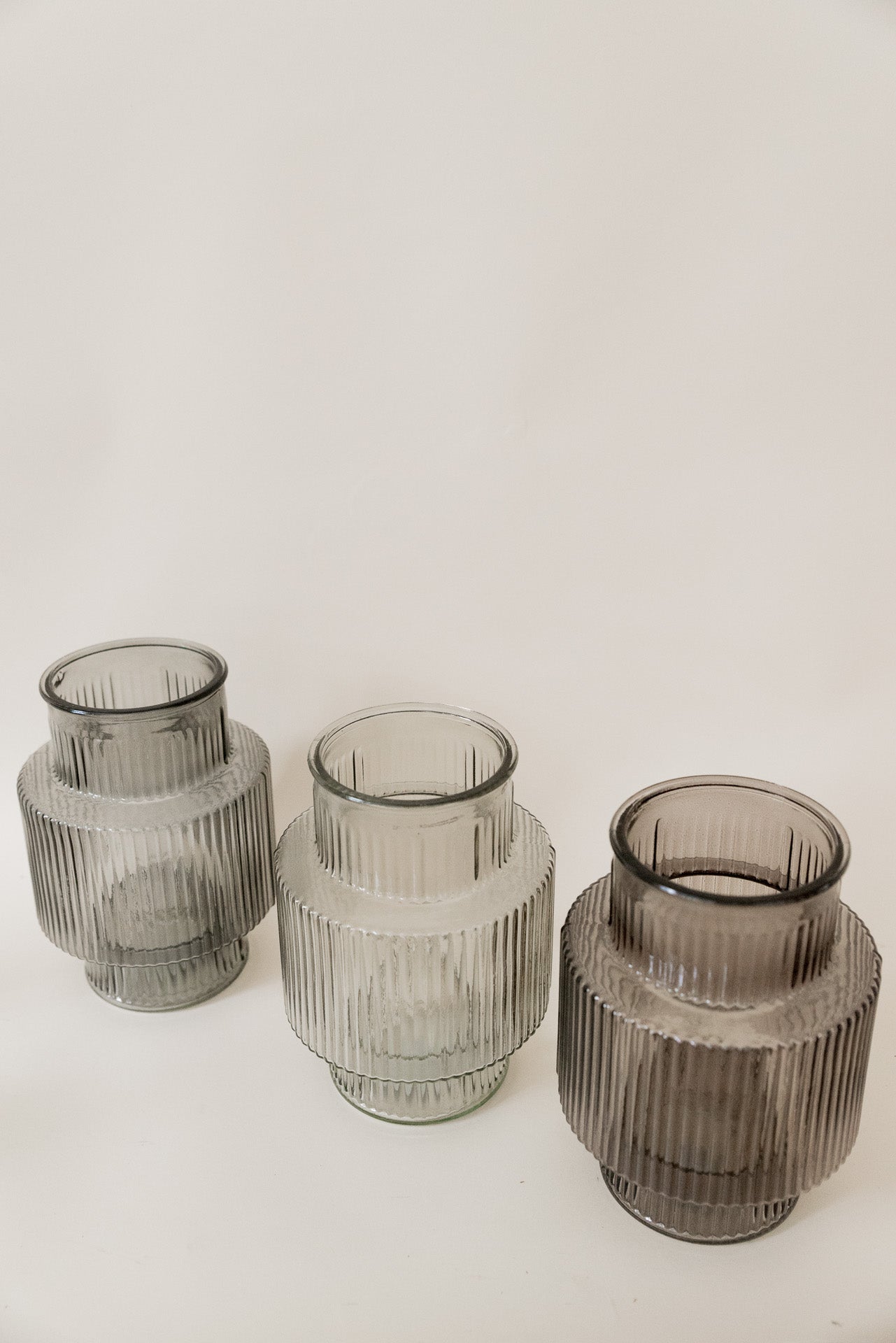 Vase Grautöne geriffelt