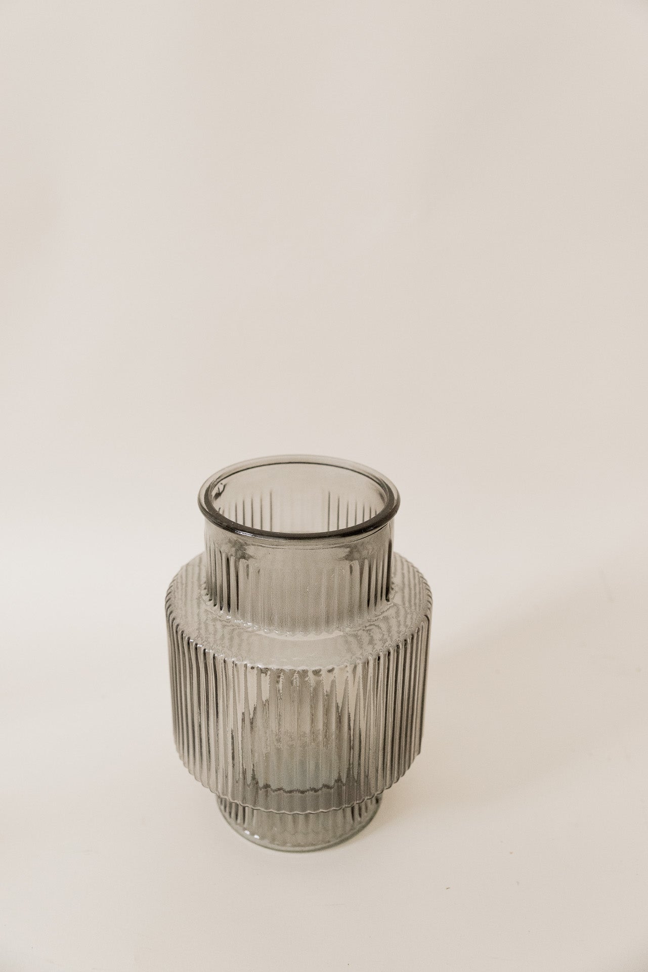 Vase Grautöne geriffelt