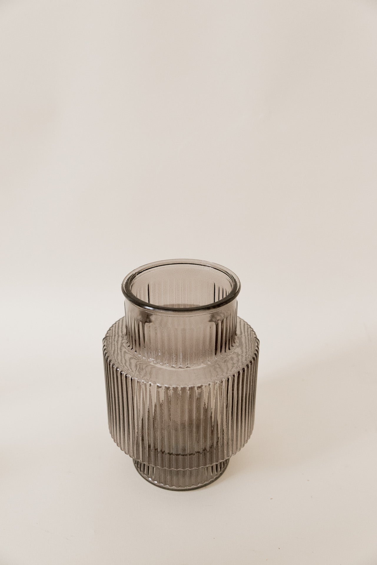 Vase Grautöne geriffelt
