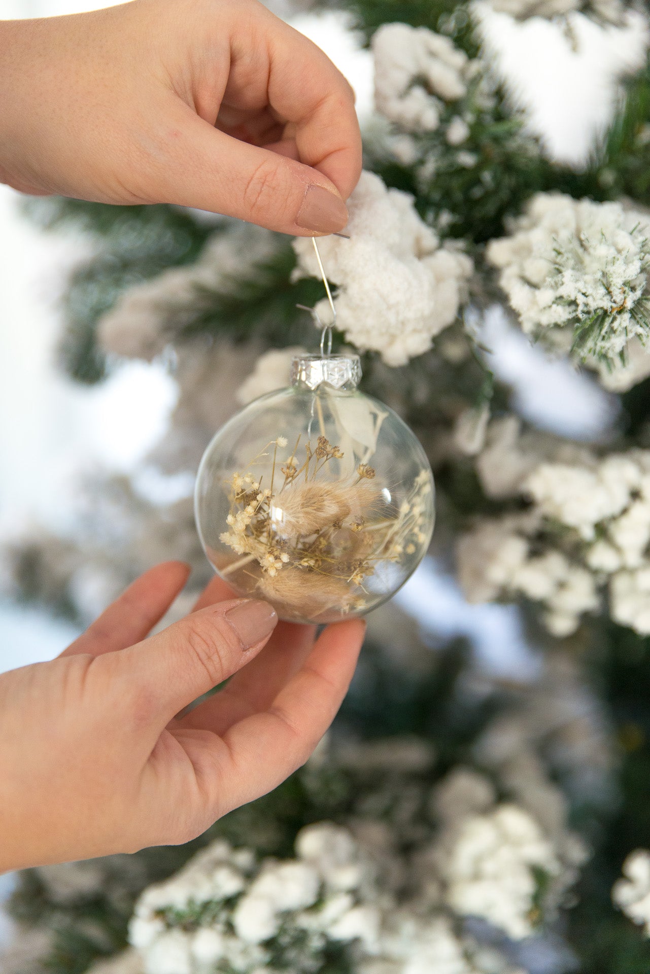 Weihnachtskugel mit Trockenblumen, natur