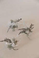 Weihnachtskugel mit Trockenblumen "Winterbloom", grau